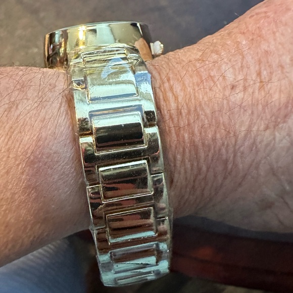 Gold-Tone Metal Watch.  DESING NOT AUTHENTIC - Picture 12 of 12